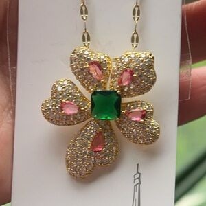 NEW Fashion Jewelry gold plated flower necklace.